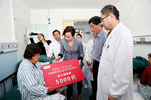 9170金沙集团_In May 2017, MEBO donated money to a poor patient at Beijing Xuanwu Hospital of Traditional Chinese Medicine.