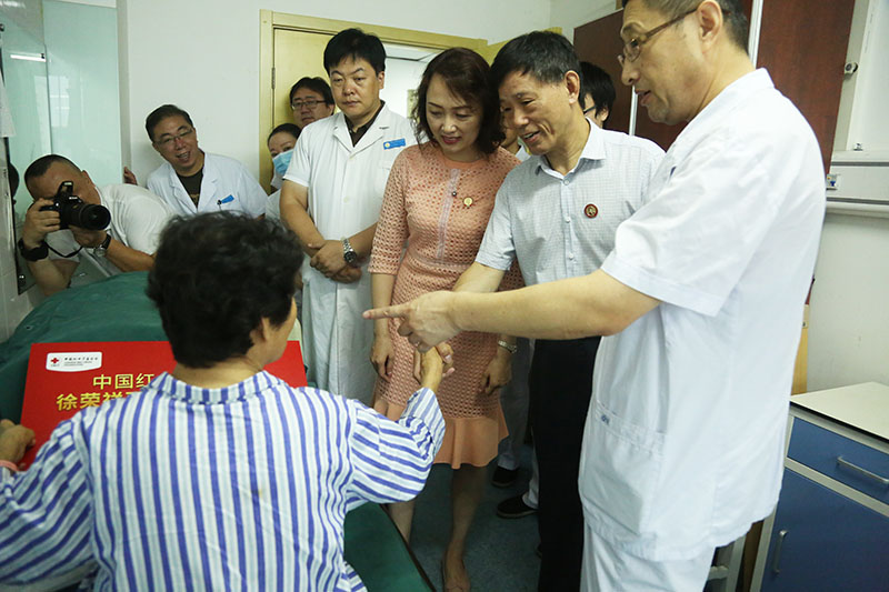 9170金沙集团_雨中情——徐荣祥再生生命公益基金资助残疾贫困烫伤患者