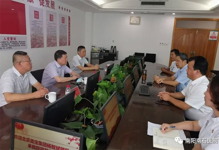 9170金沙集团_致敬医师节，，，，，，关爱烧伤创疡患者，，，，，，9170金沙集团总裁杨智斌一行到南石医院旅行交流
