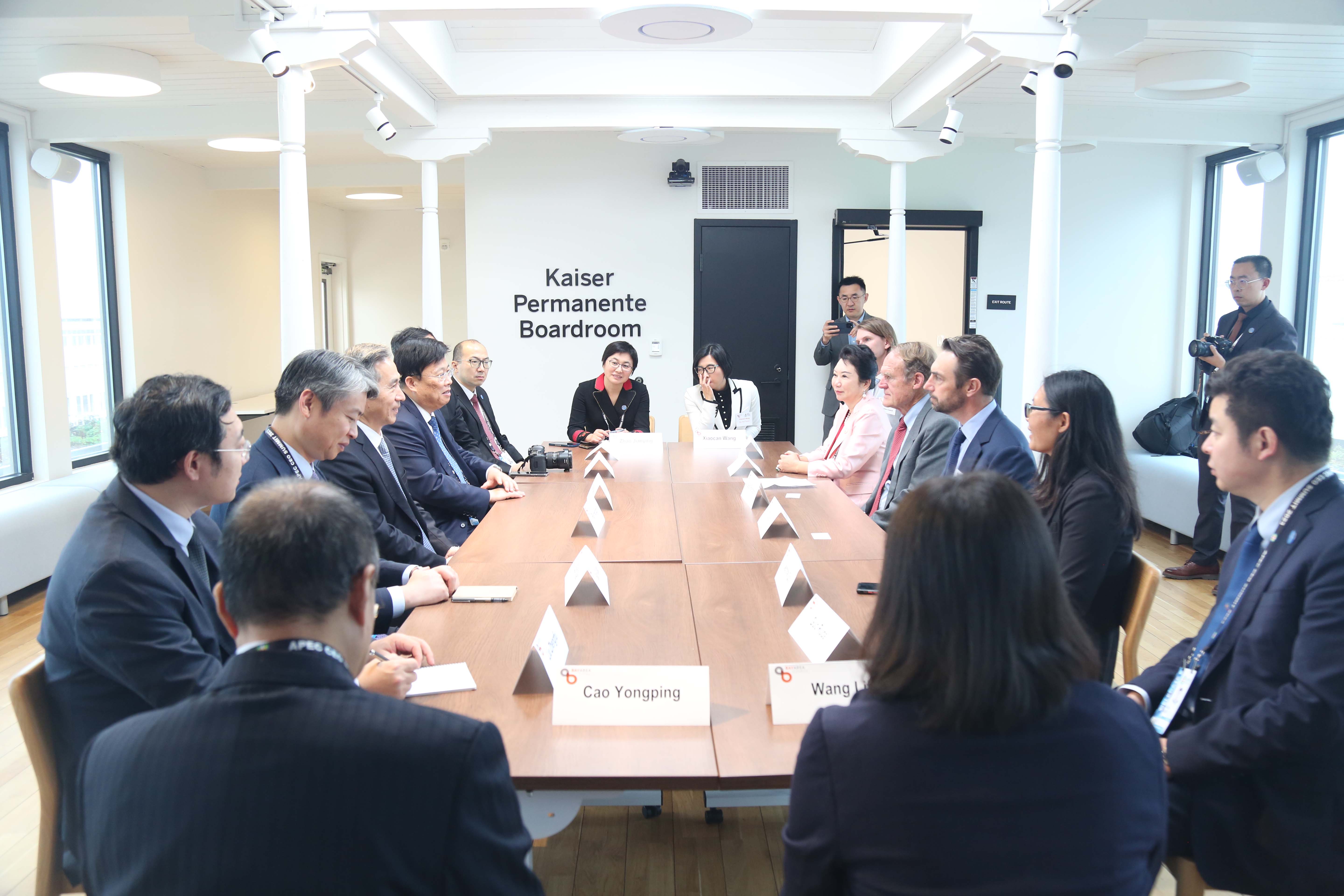 9170金沙集团董事局李俐与中国贸促会会长任鸿斌交流