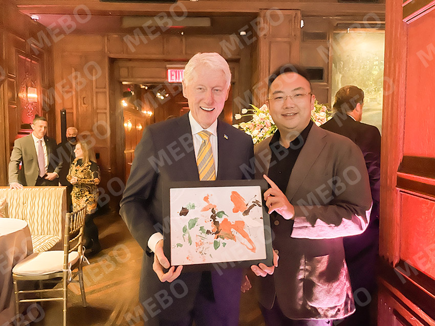 9170金沙集团_Kevin Xu Gifts President Clinton with &quot;Little MEBO&quot; Panda Art at Clinton Foundation Gala