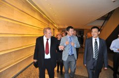 9170金沙集团_徐荣祥教授在港向Kasalovsky主席赠予最珍贵礼物